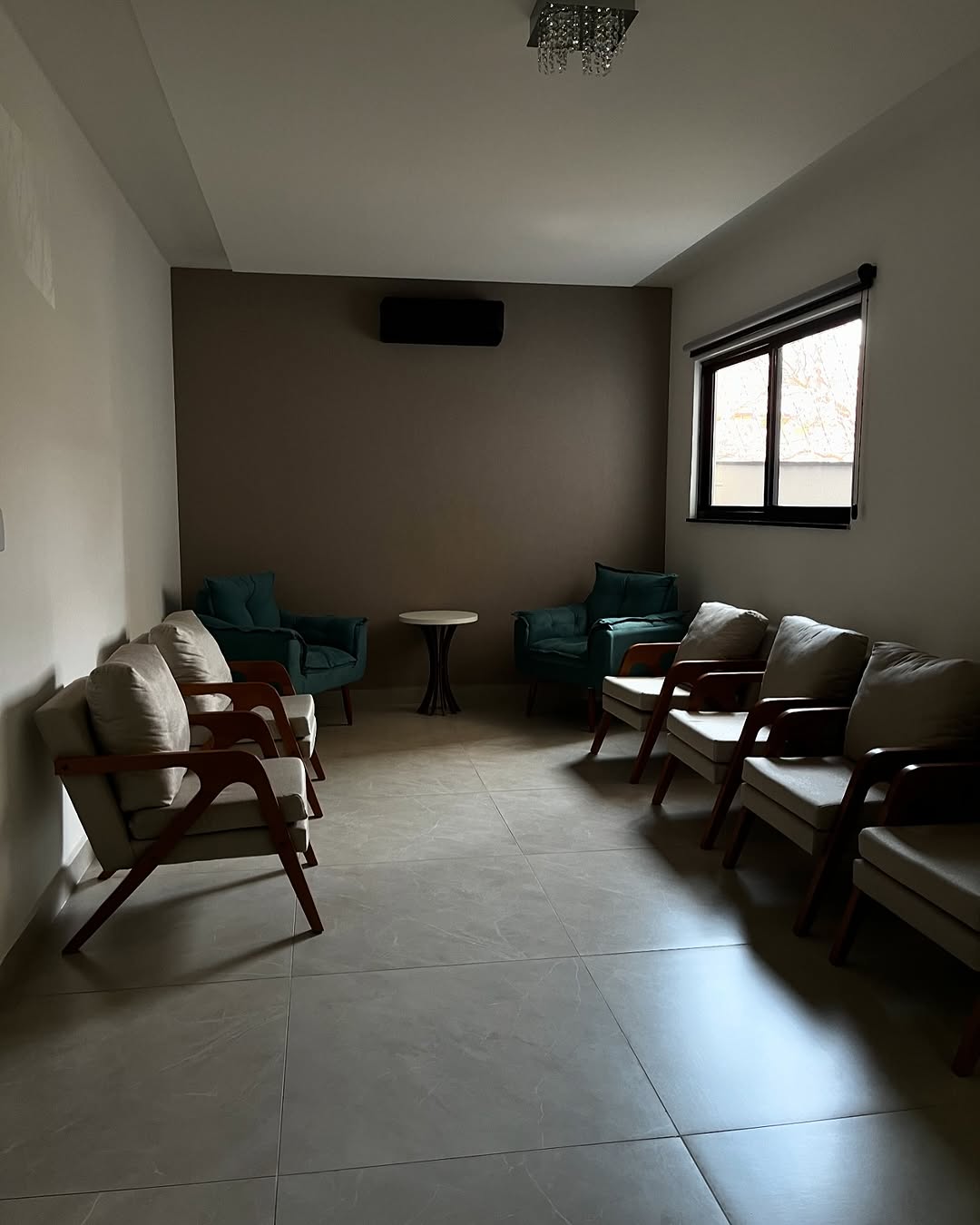 Sala de espera da Alves & Mello — ambiente acolhedor e profissional
